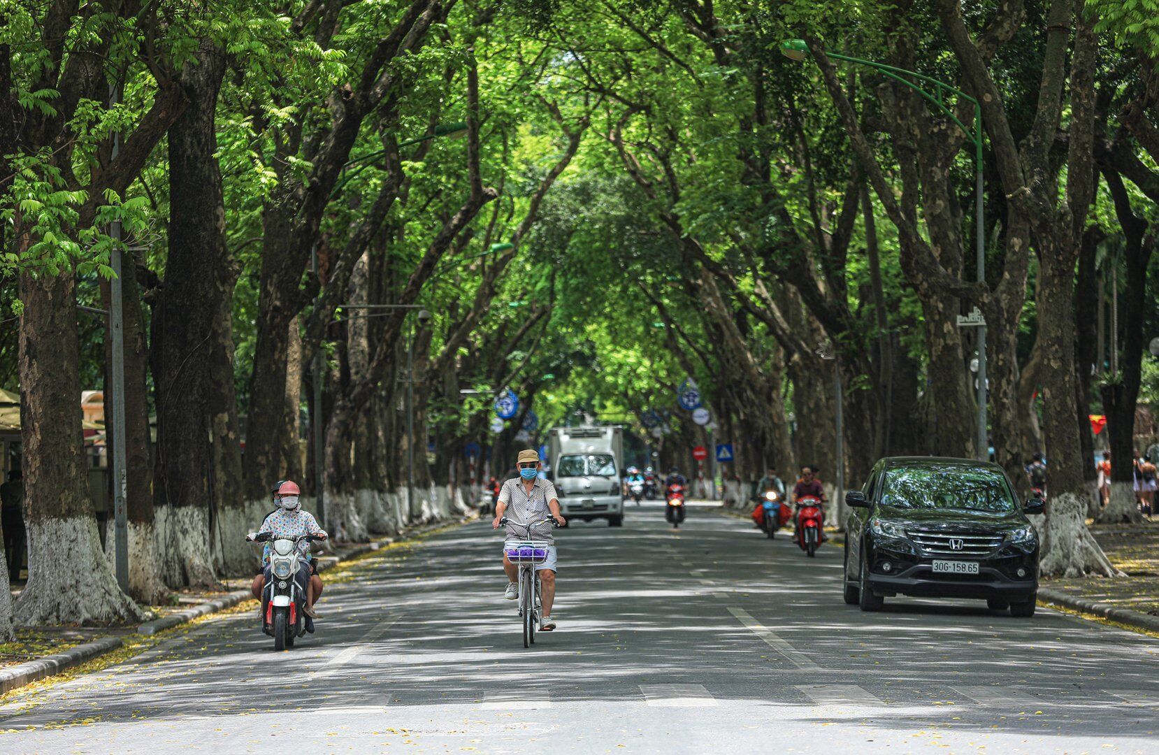 Anh Nguyễn Văn Cường cho biết, dù có cây che nắng trực tiếp nhưng ra đường không khí vẫn rất ngột ngạt vì nóng.