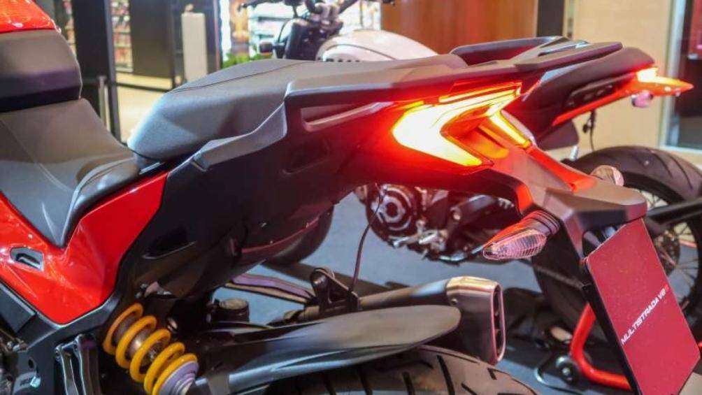Ducati Multistrada V2S được trang bị động cơ Testastretta V-twin của Ducati, sản sinh công suất 113 mã lực và mô-men xoắn cực đại 96 Nm
