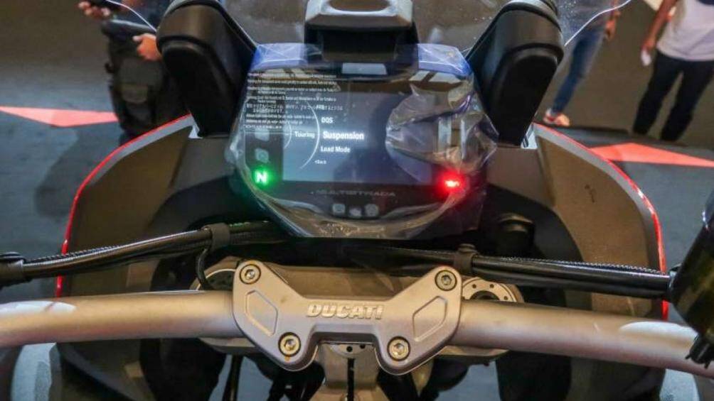 Cùm đồng hồ kỹ thuật của Multistrada V2S là màn hình TFT-LCD 5 inch theo tiêu chuẩn, có thể kết nối Bluetooth với điện thoại thông minh của người lái