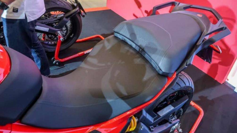 Với 20 lít nhiên liệu, Multistrada V2S có trọng lượng 225 kg trong khi chiều cao yên xe được điều chỉnh các mức khác nhau