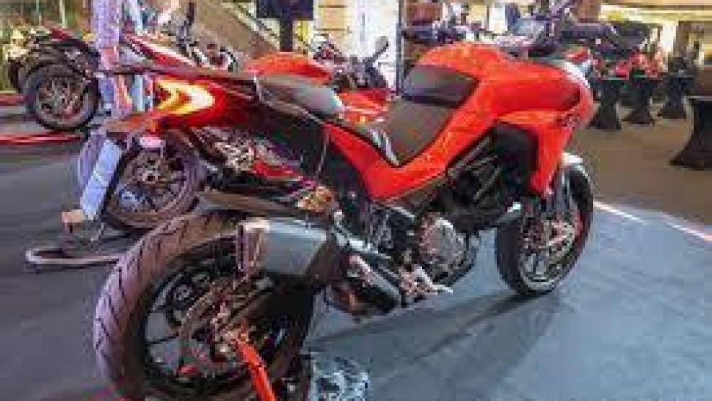 Hệ thống phanh bao gồm: phanh đĩa đôi Brembo 4 piston đường kính 320mm ở bánh trước và ở phía sau là phanh Brombo 2 piston đường kính 265mm