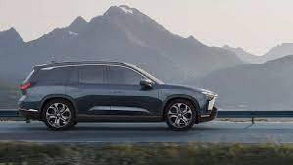 Phần đầu xe được thiết kế đơn giản với cụm đèn pha, tay nắm cửa được ẩn vào thân xe