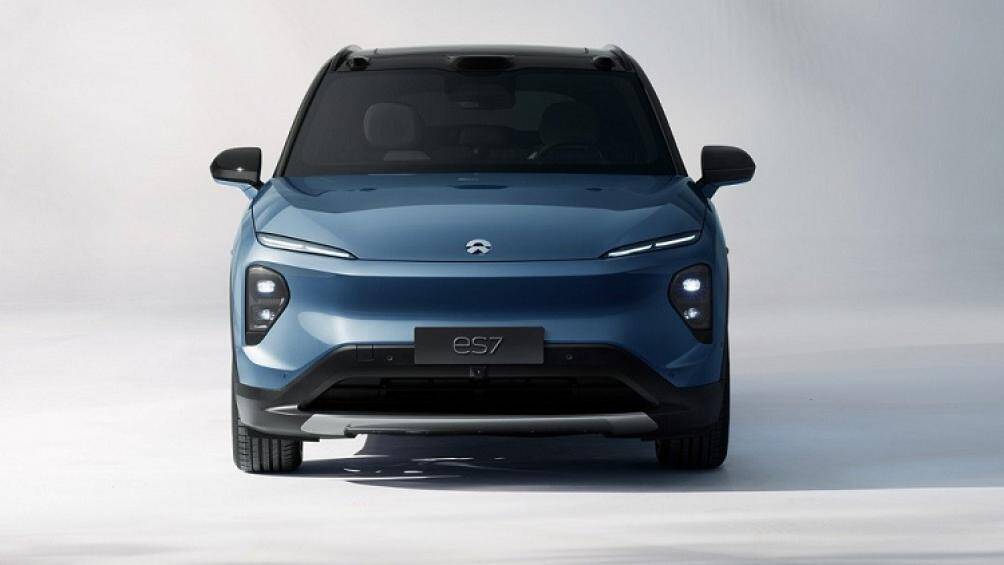 Xe không có lưới tản nhiệt và được trang bị hệ thống đèn 2 tầng. Trong đó, dải đèn LED định vị ban ngày thanh mảnh nằm phía trên, sát với nắp ca-pô