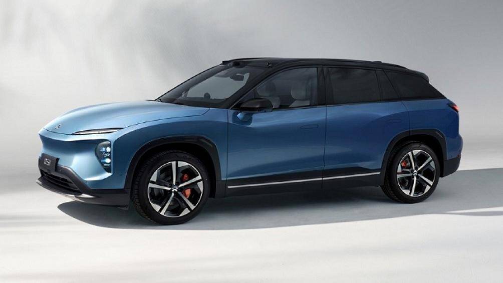 Mui xe được làm thoải về phía sau như xe coupe, tăng tính khí động học. Ở phía sau, Nio ES7 được trang bị đèn hậu thanh mảnh và nối liền với nhau