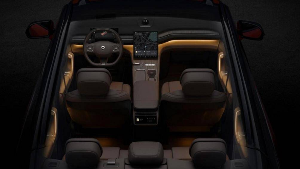 Bên cạnh đó là vô lăng vát đáy thể thao, cụm điều khiển trung tâm ốp gỗ nằm cao, tạo thành vách ngăn giữa 2 ghế trước và hệ thống đèn viền nội thất 256 màu