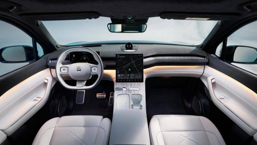 Tiếp đến là bảng đồng hồ kỹ thuật số, màn hình thông tin giải trí AMOLED 12,8 inch, màn hình hiển thị thông tin kính lái và tính năng trợ lý ảo NOMI