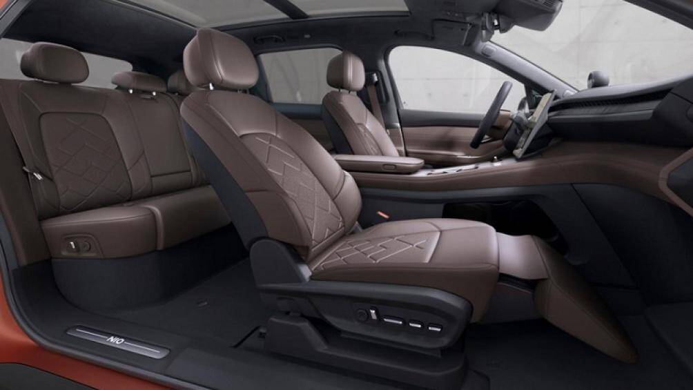 Ghế trước của xe có đủ tính năng sưởi ấm, làm mát và massage, ghế sau có tính năng sưởi ấm và lưng ghế chỉnh điện, có thể ngửa từ 23 - 31 độ