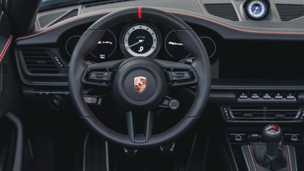 Bên trong, khoang lái của chiếc 911 Carrera GTS Cabriolet đặc biệt này được bọc da màu xám nhẹ (Pebble Grey) với chỉ khâu tương phản