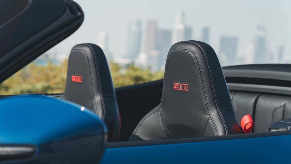 Về mặt hiệu suất, xe vẫn được trang bị động cơ boxer 6 xy-lanh, dung tích 3.0 lít tăng áp cho công suất cực đại 473 mã lực và mô-men xoắn 569 Nm