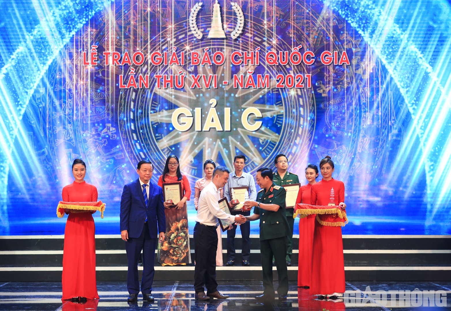 Bộ trưởng Bộ Tài nguyên & môi trường Trần Hồng Hà và Phó Chủ nhiệm Tổng cục Chính trị Quân đội nhân dân Việt Nam Trịnh Văn Quyết trao chứng nhận cho đại diện tác giả, nhóm tác giả đoạt giải C. Báo Giao thông vinh dự nhận giải C với loạt bài "Vì sao các dự án metro đều chậm, đội vốn?".