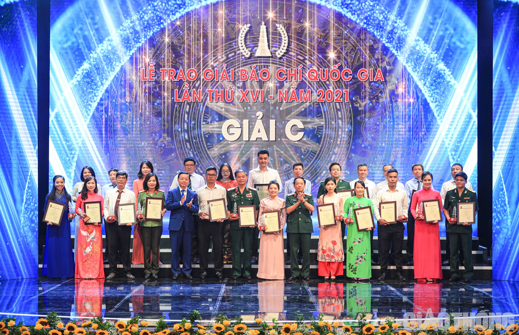 Bộ trưởng Bộ Tài nguyên & môi trường Trần Hồng Hà và Phó Chủ nhiệm Tổng cục Chính trị Quân đội nhân dân Việt Nam Trịnh Văn Quyết chụp ảnh lưu niệm cùng đại diện tác giả, nhóm tác giả đoạt giải C.