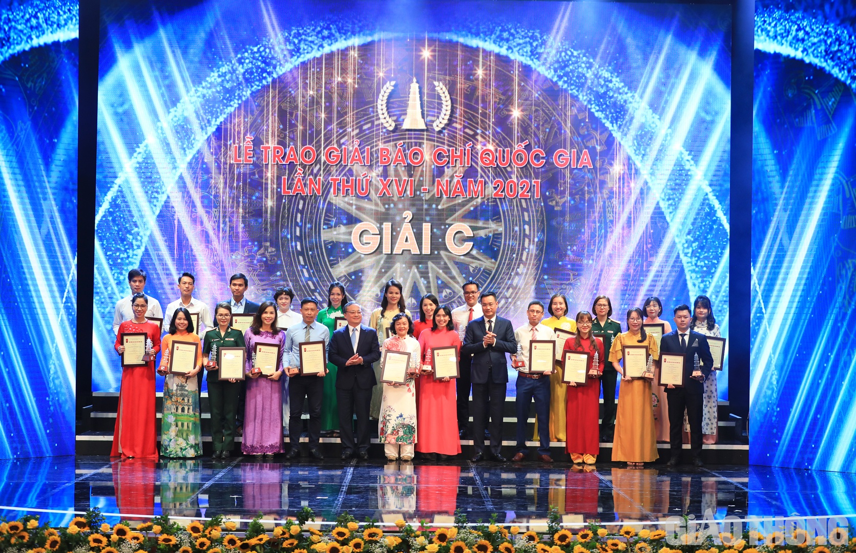 Ông Lê Ngọc Quang - Tổng Giám đốc Đài Truyền hình Việt Nam và ông Đỗ Tiến Sỹ - Tổng Giám đốc Đài Tiếng nói Việt Nam trao chứng nhận cho đại diện tác giả, nhóm tác giả đoạt giải C.