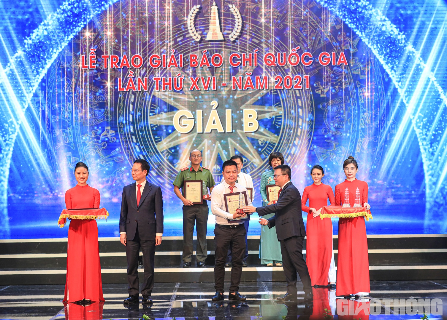 Bộ trưởng Bộ Thông tin và Truyền thông Nguyễn Mạnh Hùng và ông Lê Quốc Minh - Tổng Biên tập Báo Nhân dân, Chủ tịch Hội Nhà báo Việt Nam trao chứng nhận cho đại diện tác giả, nhóm tác giả nhận giải B. Nhà báo Xuân Huy đại diện nhóm tác giả (Xuân Huy - Vĩnh Phú - Đình Quang - Văn Thanh - Phúc Tuấn) nhận giải B thể loại phóng sự điều tra với loạt bài "Trục lợi từ bán vật liệu làm cao tốc Bắc - Nam".