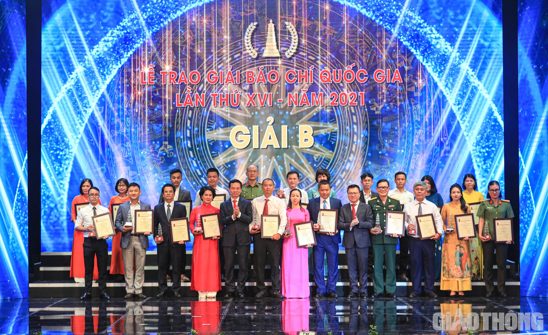 Bộ trưởng Bộ Thông tin và truyền thông Nguyễn Mạnh Hùng và ông Lê Quốc Minh - Tổng Biên tập Báo Nhân dân, Chủ tịch Hội Nhà báo Việt Nam chụp ảnh lưu niệm cùng đại diện tác giả, nhóm tác giả nhận giải B.