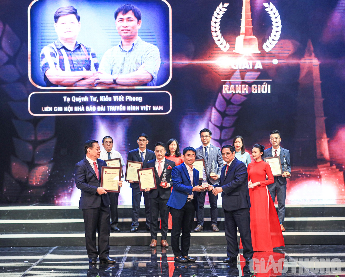 Thủ tướng Chính phủ Phạm Minh Chính và Trưởng Ban Tuyên giáo Trung ương Nguyễn Trọng Nghĩa trao chứng nhận cho đại diện tác giả, nhóm tác giả đạt giải A.