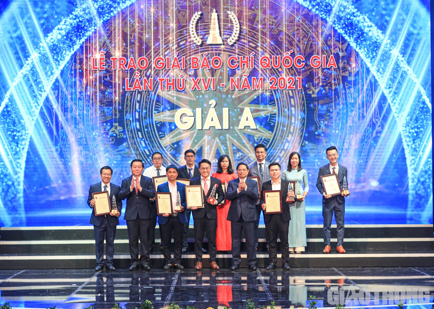 Thủ tướng Chính phủ Phạm Minh Chính và Trưởng Ban Tuyên giáo Trung ương Nguyễn Trọng Nghĩa chụp ảnh lưu niệm cùng đại diện tác giả, nhóm tác giả đạt giải A