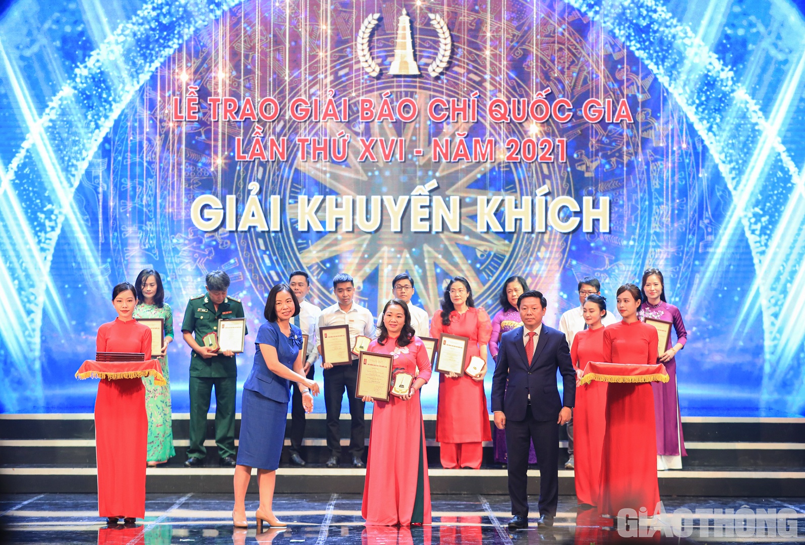 Phó Trưởng ban Tuyên giáo Trung ương Trần Thanh Lâm và Tổng Giám đốc TTXVN Vũ Việt Trang trao chứng nhận cho đại diện tác giả, nhóm tác giả đoạt giải Khuyến khích.