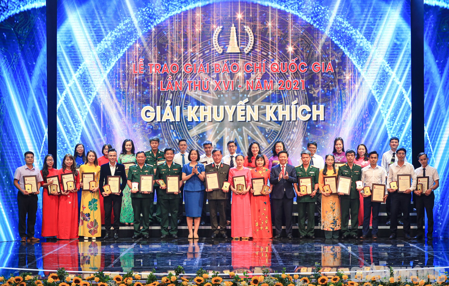 Phó Trưởng ban Tuyên giáo Trung ương Trần Thanh Lâm và Tổng Giám đốc TTXVN Vũ Việt Trang chụp ảnh lưu niệm cùng đại diện tác giả, nhóm tác giả đoạt giải Khuyến khích.