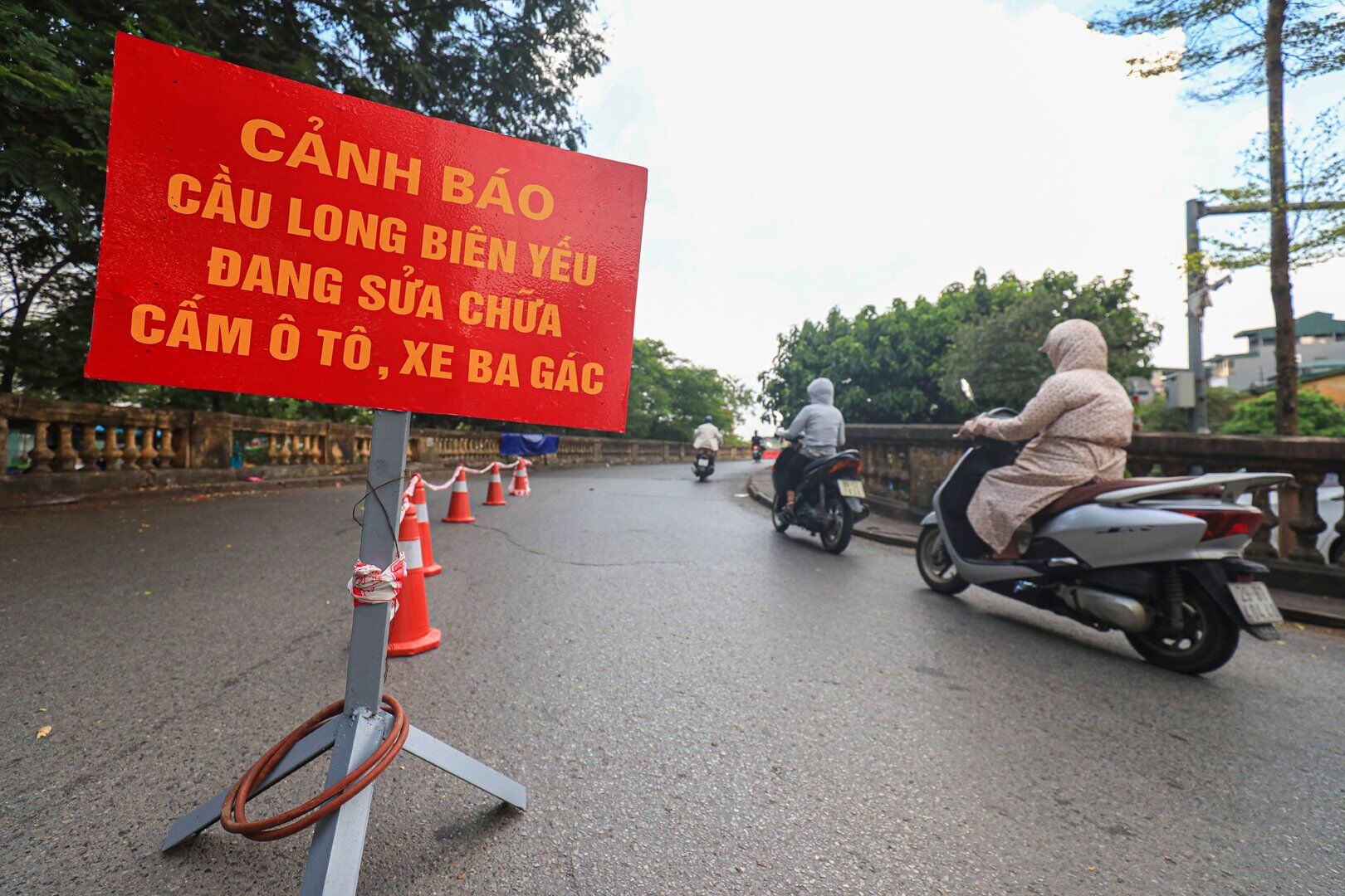 Cùng đó để biển cảnh báo cầu Long Biên đang sửa chữa, cấm ô tô, xe ba gác lên cầu. Đồng thời bố trí nhân viên chốt trực hai đầu cầu, nhắc nhở, ngăn ngừa các phương tiện cấm lên cầu.
