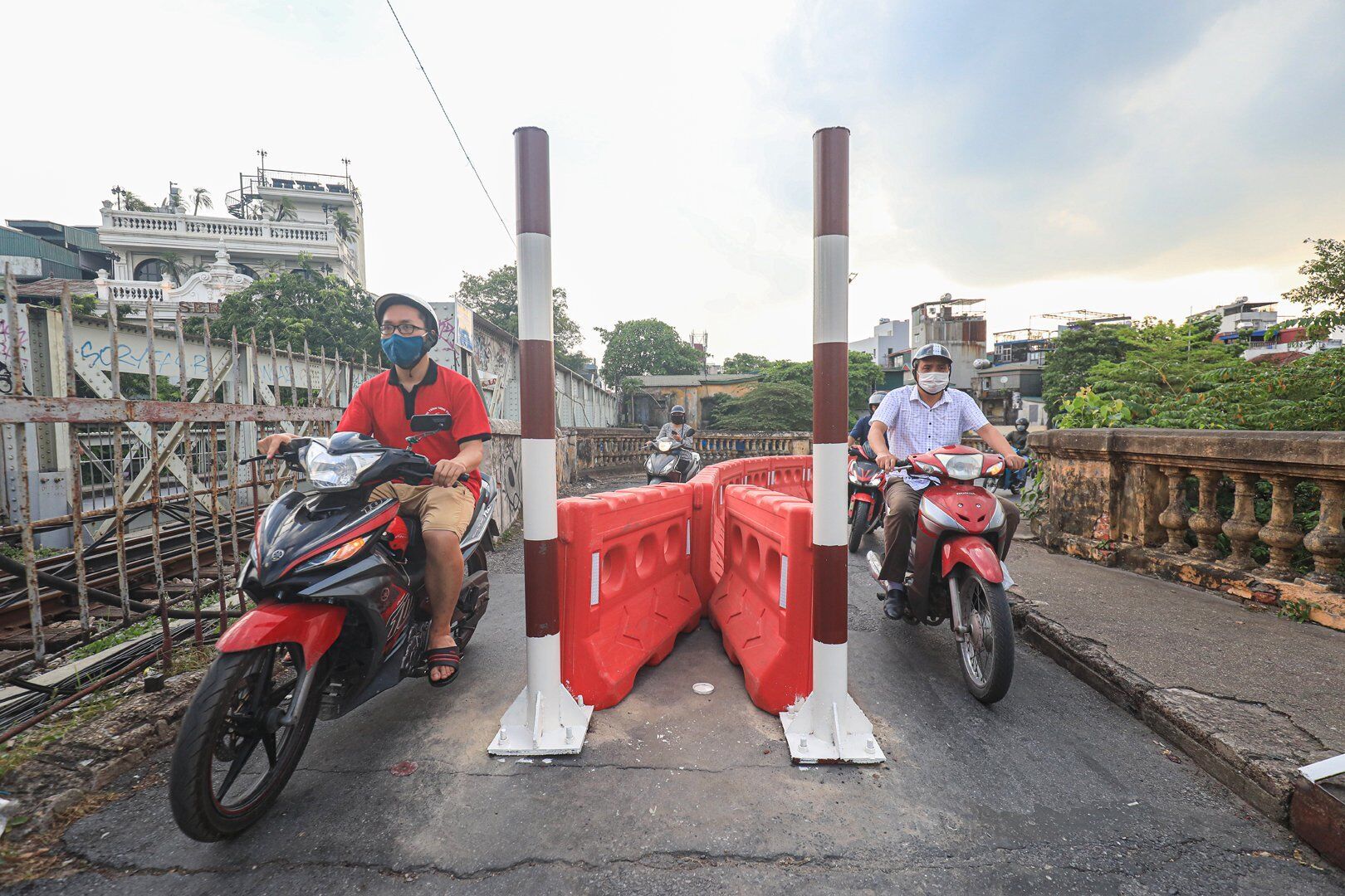 Đơn vị này cũng cho lắp cọc sắt ngay lối vào cầu chính để ngăn ô-tô và xe ba gác tải nặng đi lên cầu.