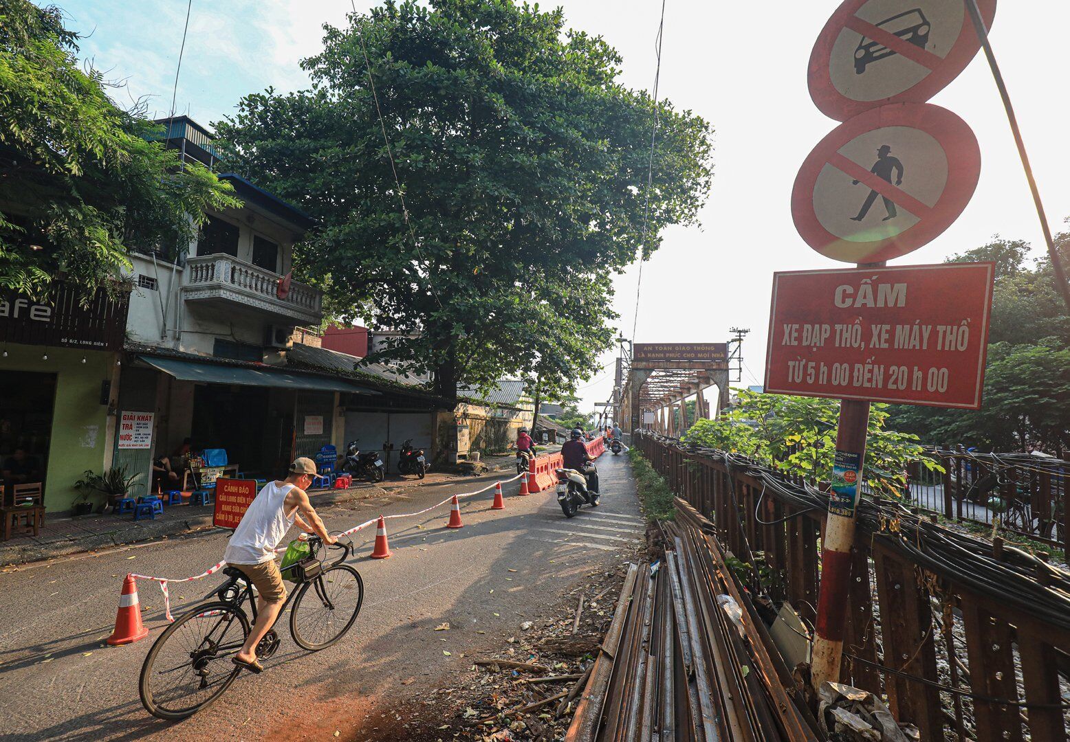 Cùng với dải phân luồng bằng nhựa còn có dải phân luồng “mềm” bằng cọc tiêu, dây để dễ điều chỉnh khi lưu lượng xe đông