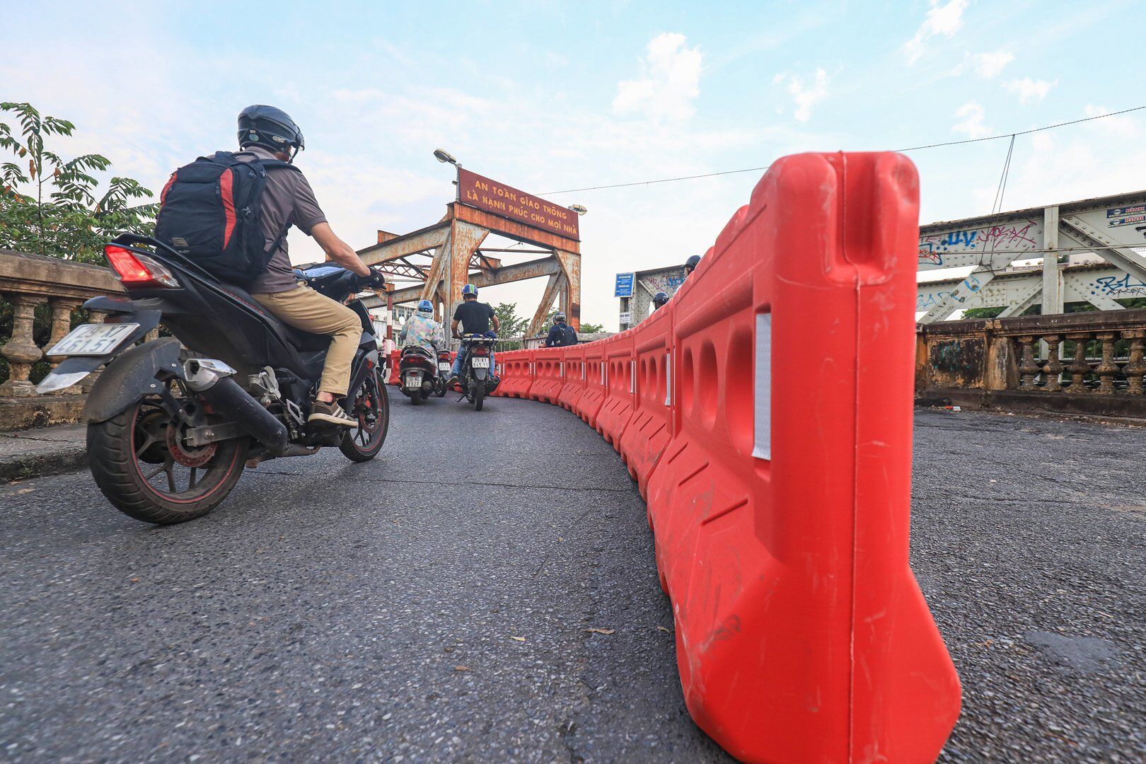 “Tuy nhiên, xe tải trọng nặng vẫn lên cầu, nhất là xe ba gác. Có đoàn xe ba gác chở vật liệu lên đến cả tấn tải trọng, khi nhân viên đường sắt nhắc nhở, đề nghị quay đầu, không được qua cầu thì bị người điều khiển xe chửi bới, dọa đánh. Vì vậy, trong khi chờ các cơ quan chức năng có các biện pháp mạnh mẽ, quyết liệt hơn, chúng tôi phải gia tăng biện pháp ngăn chặn, bảo vệ cầu bằng cách lắp dải phân luồng, cọc sắt”, lãnh đạo Công ty CP Đường sắt Hà Hải nói và cho biết, từ khi lắp đặt, lưu lượng xe máy lên cầu được phân luồng tốt, giảm tải hơn, không còn xe ba gác, ô tô lên cầu.