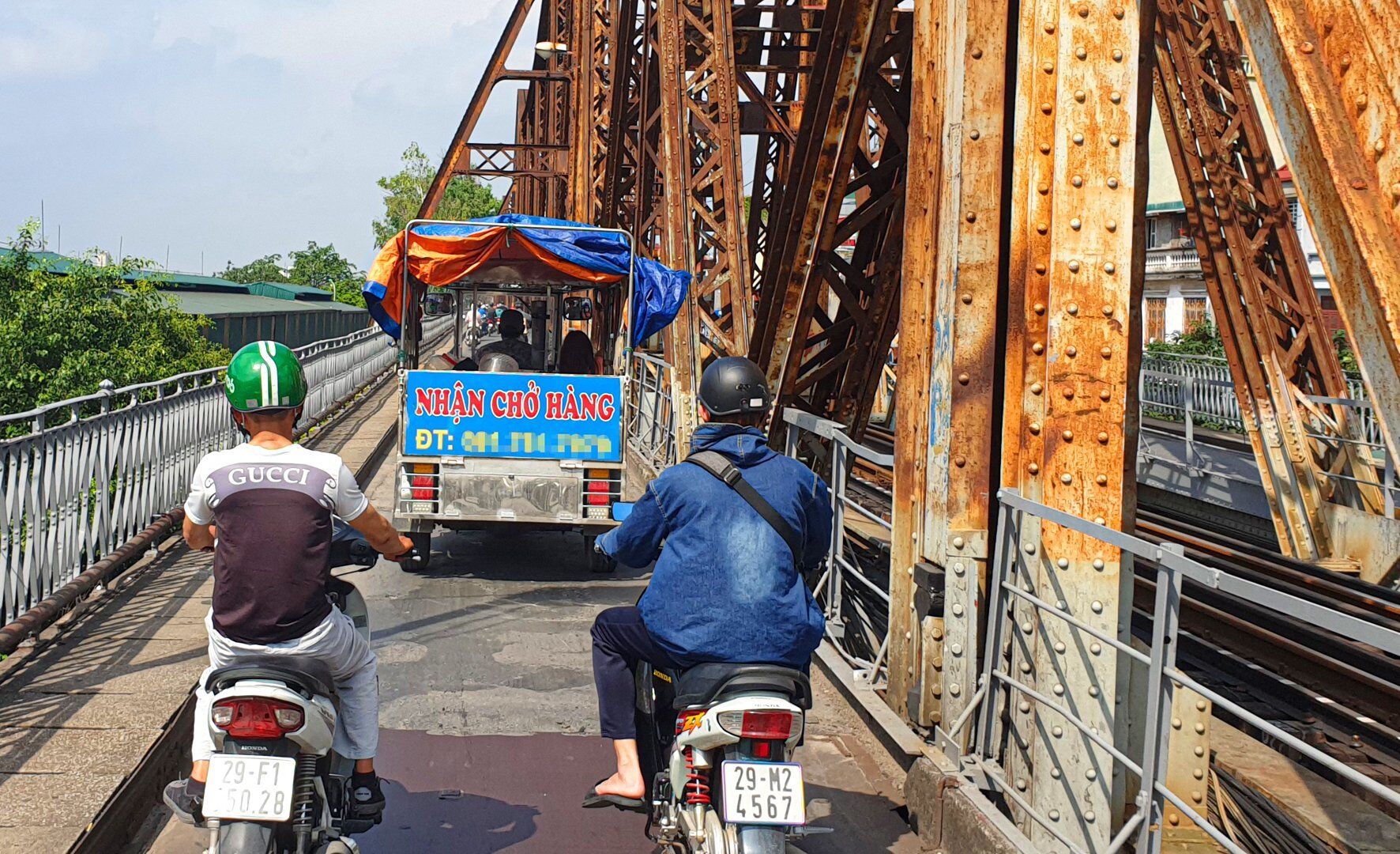 Nguyên nhân do cầu yếu, xuống cấp sau hơn 120 năm sử dụng. Mặt khác, lượng phương tiện quá tải trọng lên cầu nhiều là một trong những nguyên nhân gây sự cố, đe dọa an toàn mất an toàn cho người tham gia giao thông trên cầu.