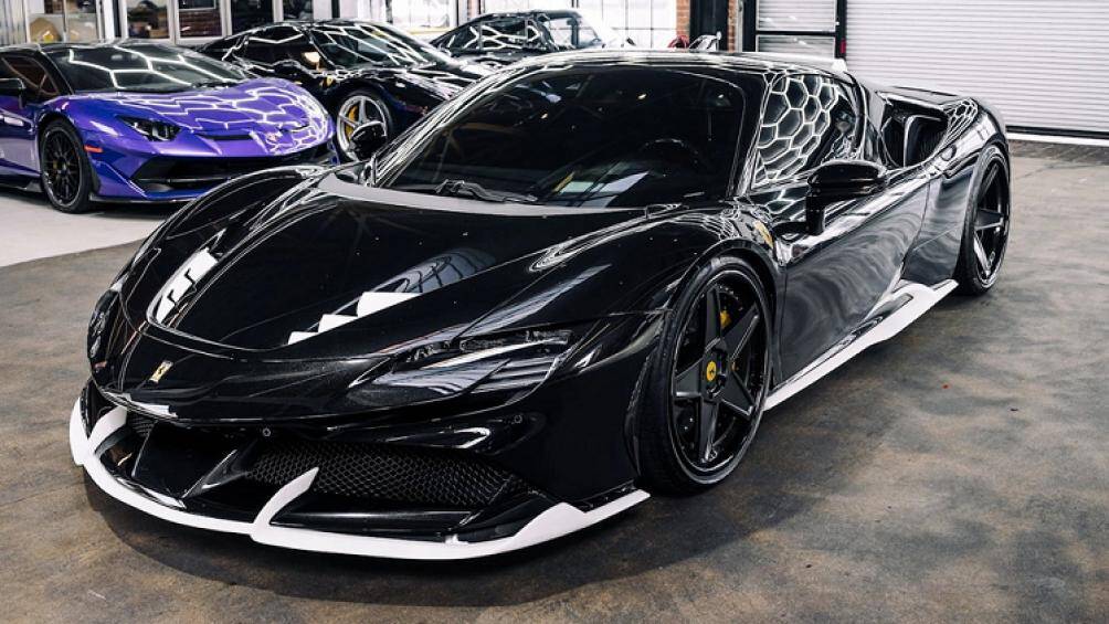 Hãng độ Mỹ 1016 Industries đã tạo ra sợi carbon dạng dệt 1x1 hoặc kiểu đan chéo 2x2 có thể nhuộm màu theo ý thích