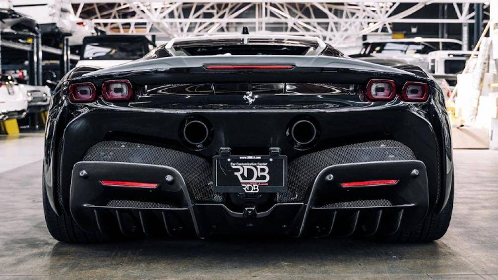 Toàn bộ gói độ có mức giá 51.200 USD và sẽ cao hơn khi khách hàng lựa chọn sợi carbon 2x2 cho Ferrari SF90