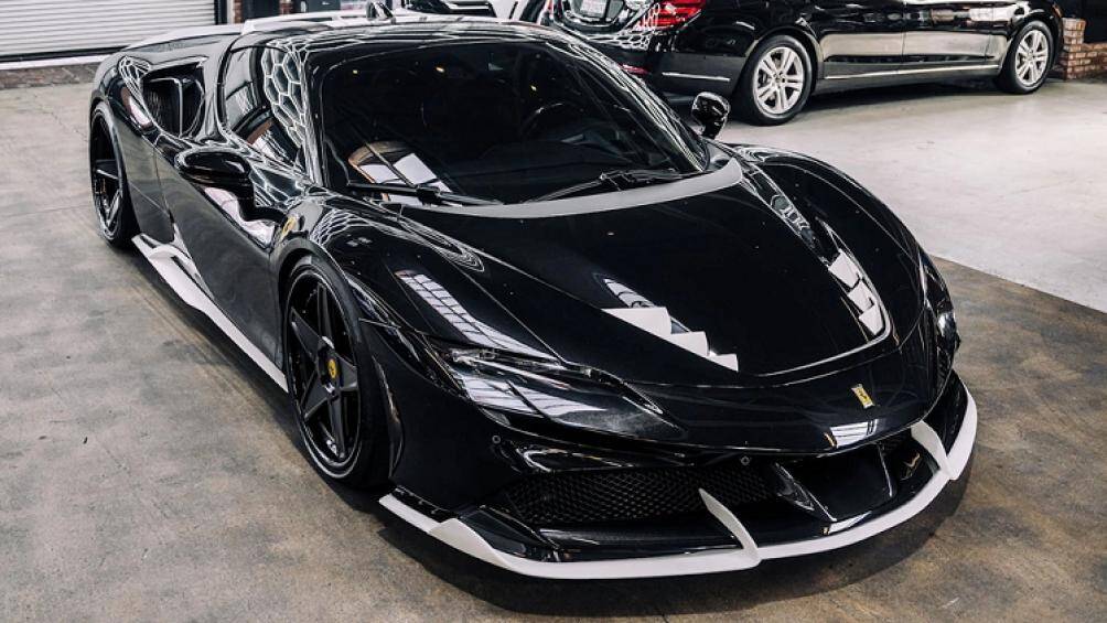 Một số nâng cấp có thể kể đến như: cánh gió trước mới, nắp cản, hốc hút gió trên nắp ca-pô, ốp sườn mới...