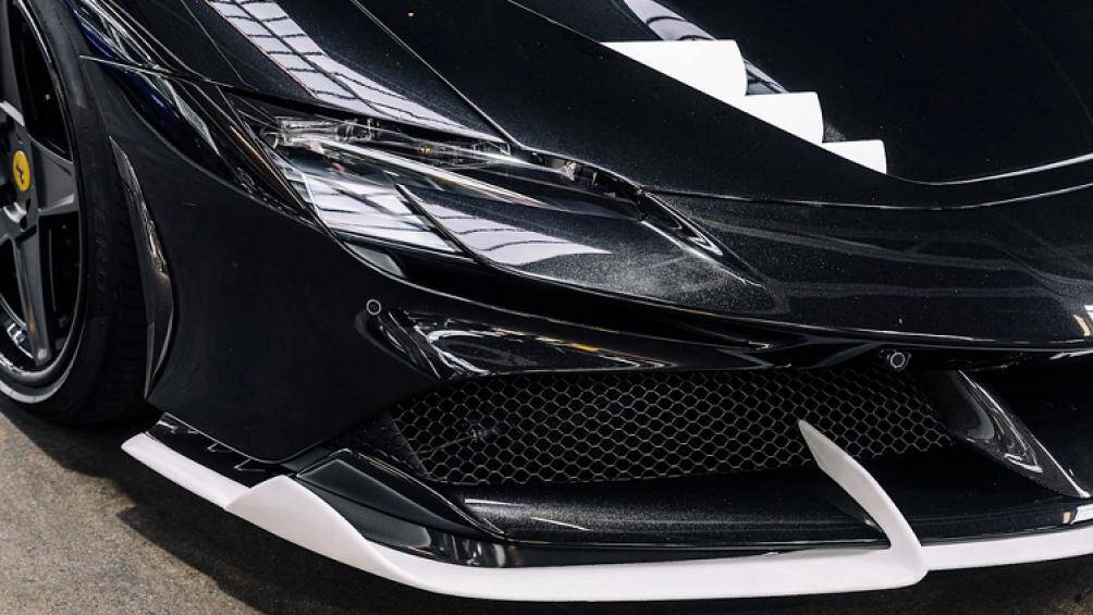 Động cơ này được bổ trợ thêm bởi hai mô-tơ ở cầu trước và một tích hợp vào hộp số, mô-men xoắn cực đại 800 Nm