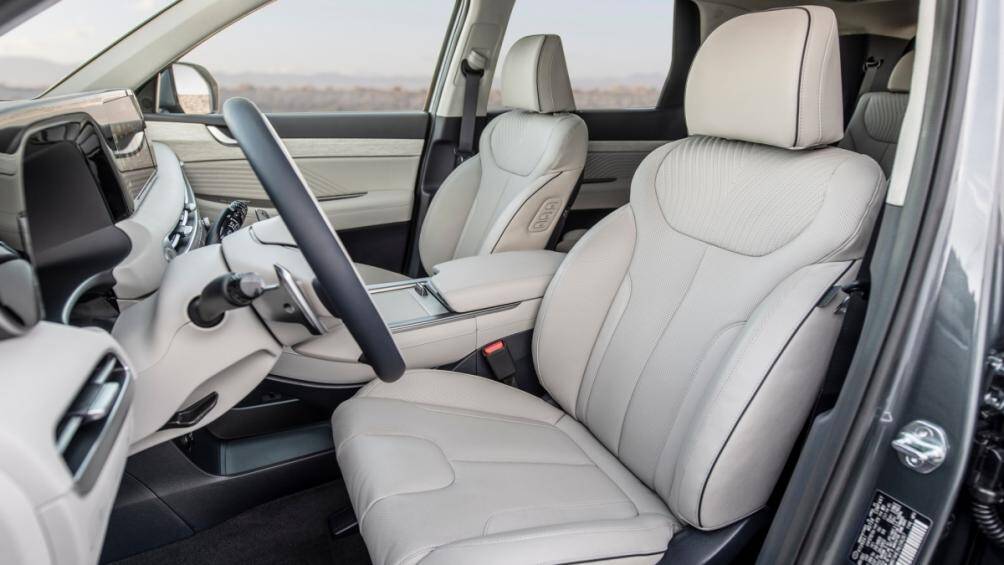 Trung tâm bảng táp-lô là màn hình giải trí tăng từ 10,25 inch lên 12 inch. Bên cạnh đó, xe có nhiều tiện ích như sạc điện thoại không dây...