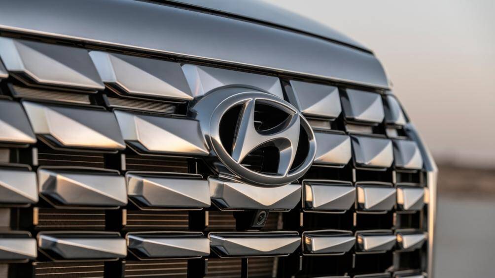 Lưới tản nhiệt hình áo giáp phía trước vuông vức và có phần rộng hơn, cụm đèn pha LED đặt dọc với đường nét sắc sảo