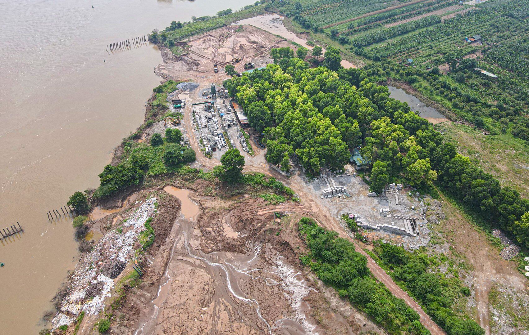 Tuy nhiên, thực tế những ngày cuối tháng 6/2022, PV Báo Giao thông ghi nhận, các bãi tập kết cát, sỏi, trạm trộn bê tông trái phép này vẫn hoạt động bình thường.