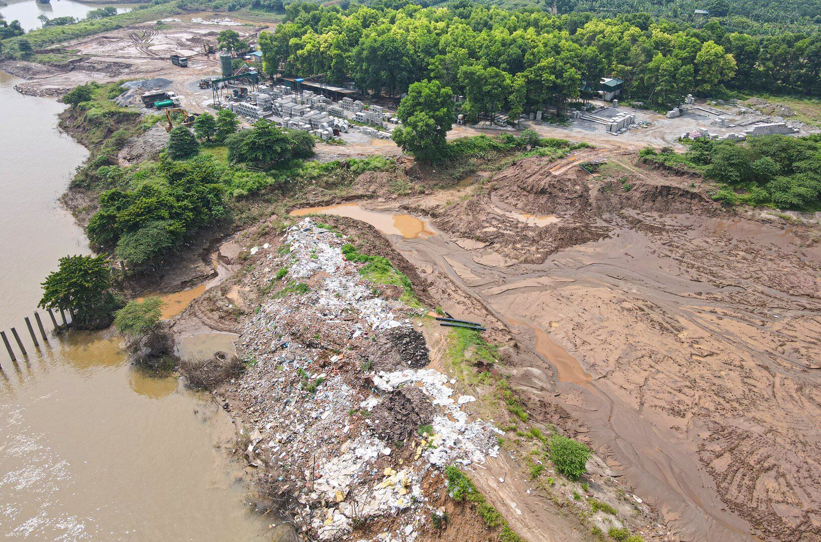Cùng với đó là nhiều lại rác thải, đất thải khác.