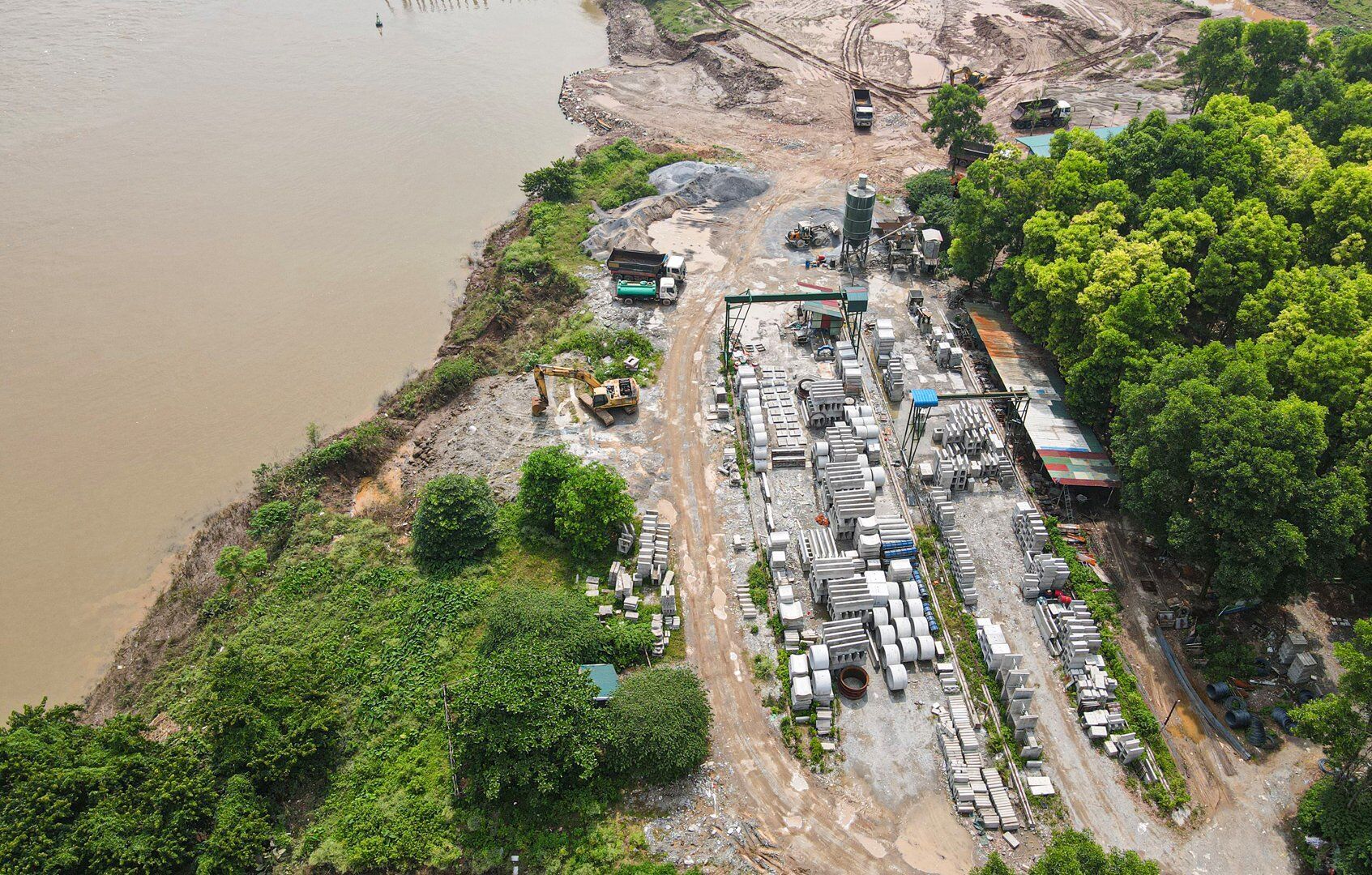 Trạm trộn bê tông sản xuất cống, nắp cống với diện tích cả chục nghìn mét vuông nằm sát bờ sông Hồng.