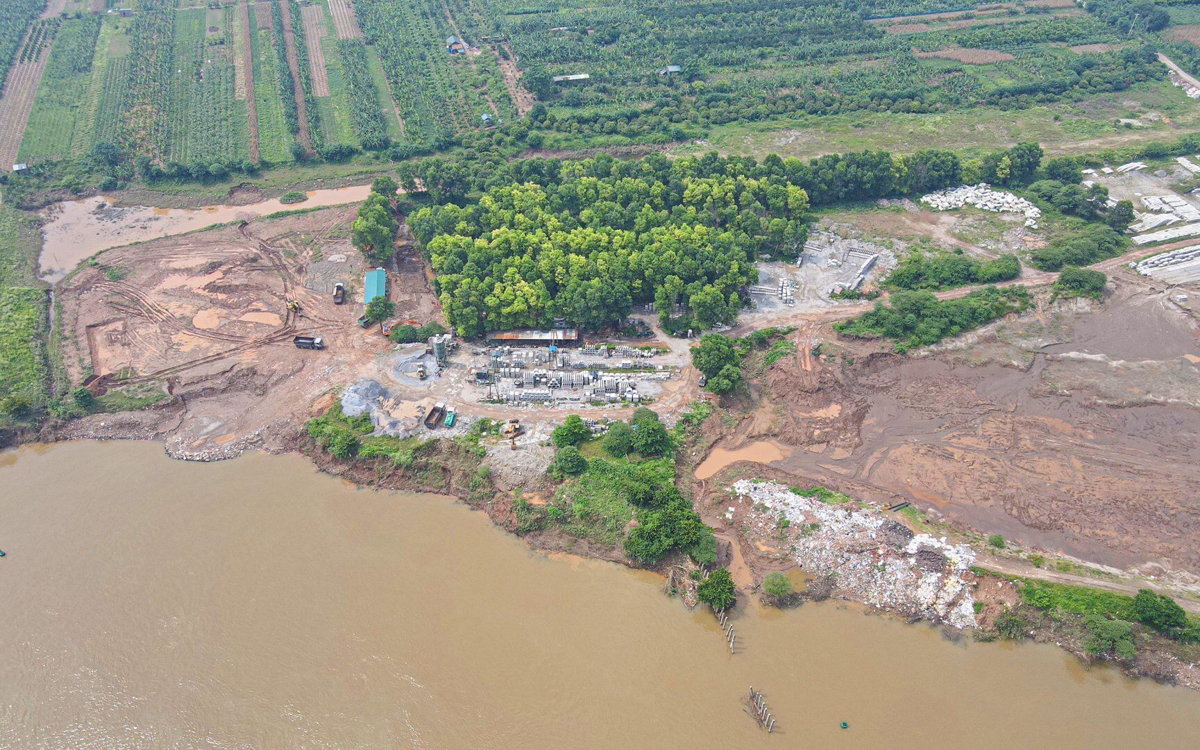 Dư luận đang đặt ra câu hỏi: "Liệu có phải chính quyền sở tại tiếp tục bó tay trước những bãi tập kết vật liệu, xưởng sản xuất bê tông trái phép này?"