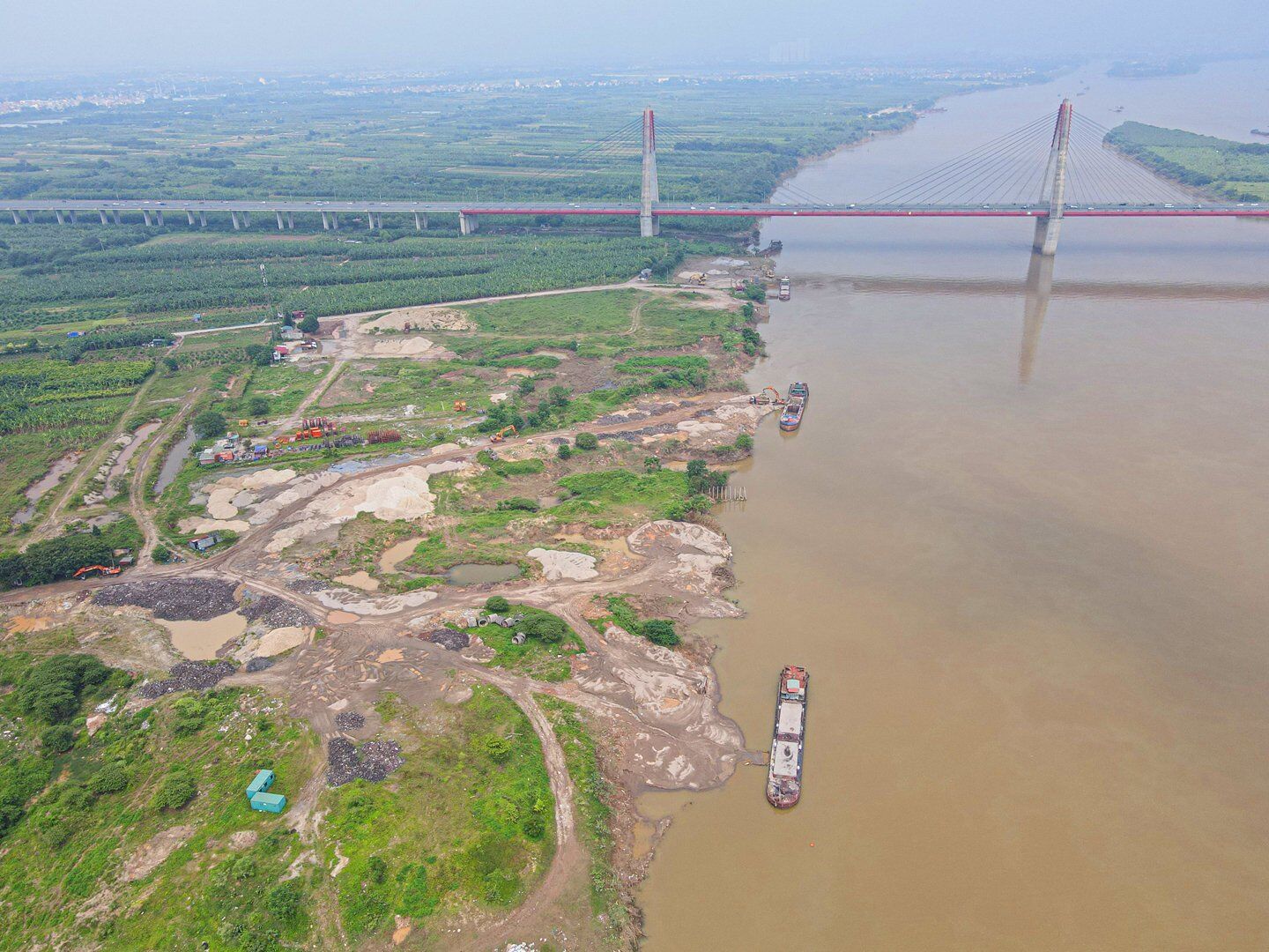 Những thùng, vũng xuất hiện loang lổ tại khu đất dưới khu đất chân cầu Nhật Tân.