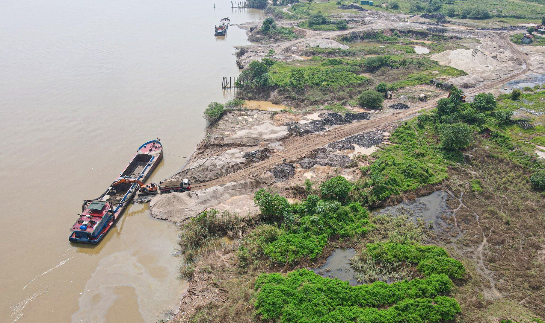 Nhìn những hình ảnh như thế này xem ra sự "quyết liệt" của huyện Đông Anh vẫn đang ở "trên giấy".