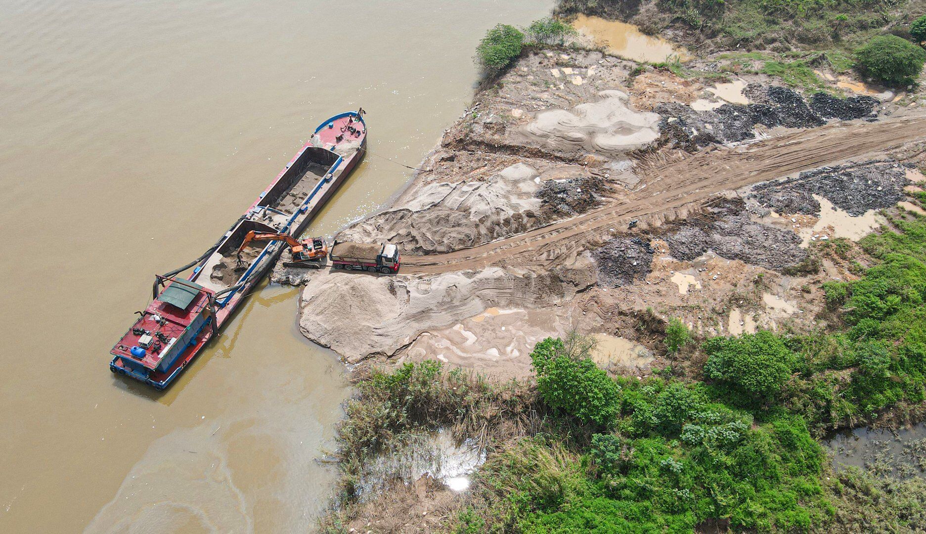 Sau khi phản ánh, đại diện Văn phòng UBND huyện Đông Anh cho biết, huyện đã chỉ đạo xử lý quyết liệt những bãi tập kết vật liệu xây dựng, trạm trộn bê tông không phép này.