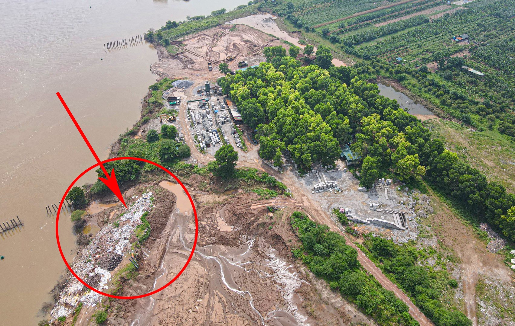 Các loại vật liệu nghi là rác thải từ hoạt động sản xuất bê tông cũng được đổ thẳng xuống sông Hồng.