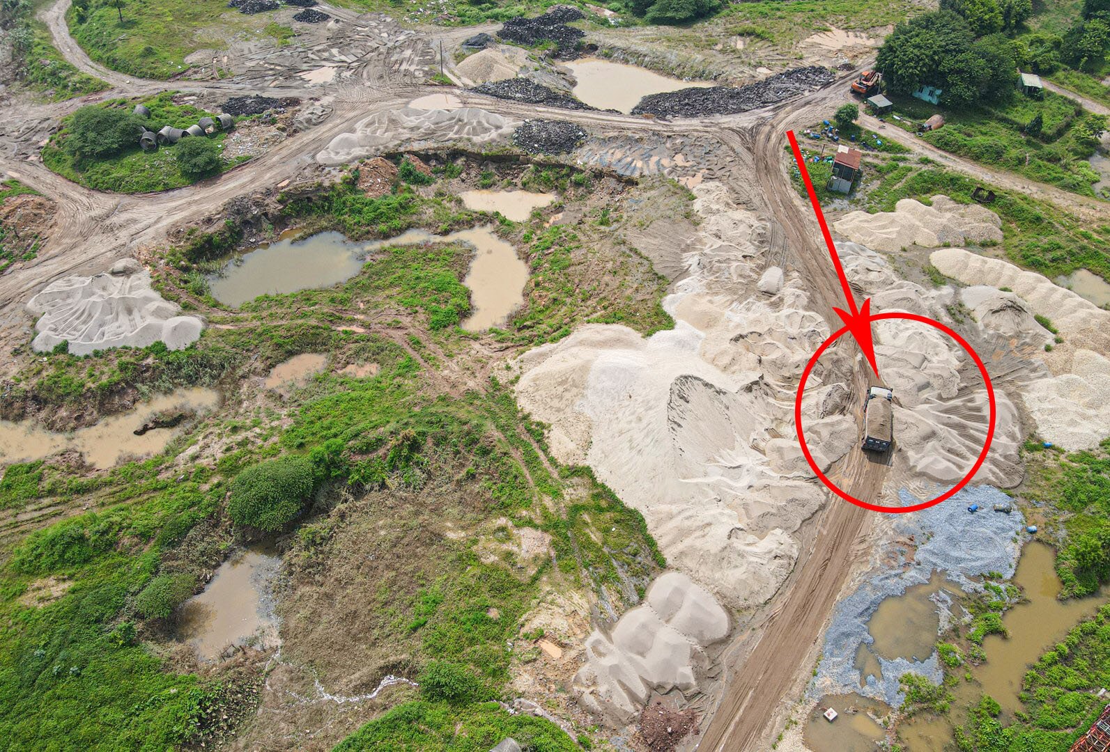 Những chiếc xe được chất "có ngọn" vẫn "tích cực" chở cát từ thuyền lên bãi tập kết.