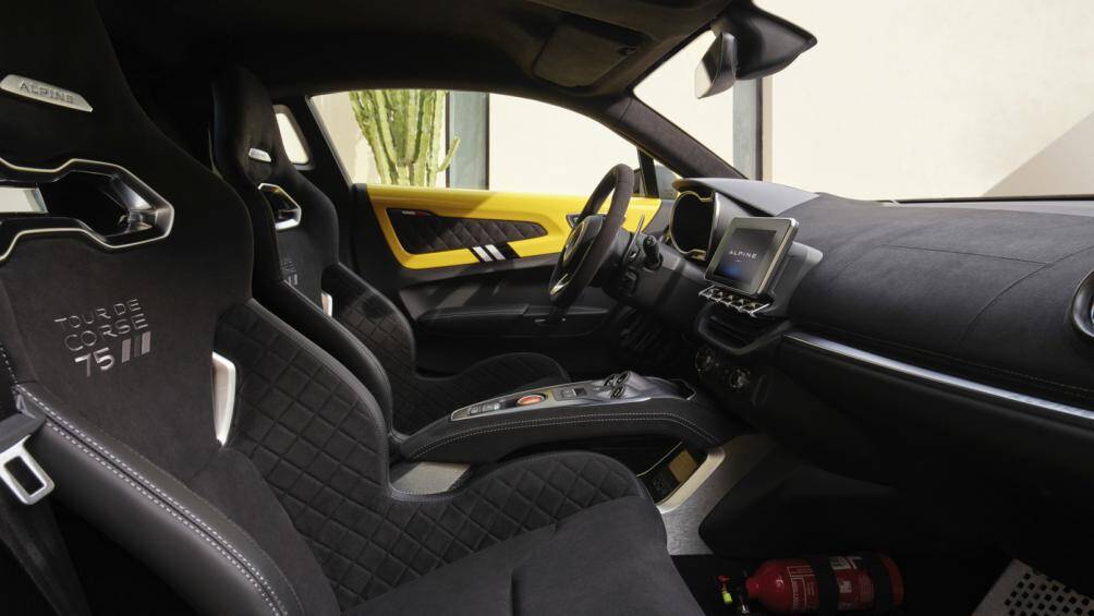 Mẫu xe cũng được trang bị tiêu chuẩn với hệ thống thông tin giải trí Alpine mới tính năng hỗ trợ kết nối Android Auto và Apple CarPlay