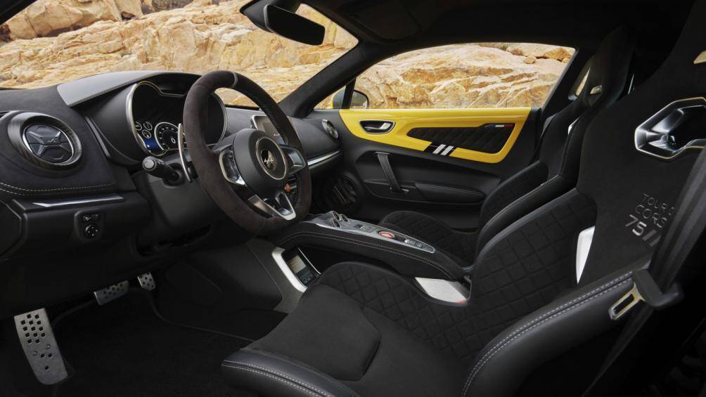 Trong nội thất, logo Tour de Corse 75 được thêu trên ghế xô Sabelt Racing với tùy chọn dây an toàn đa điểm