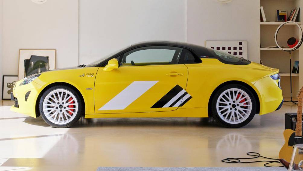 Mẫu xe sở hữu diện mạo tổng thể màu vàng nhạt với các họa tiết đen trắng, gợi liên tưởng đến chiếc xe đua A110 Berlinette cổ điển