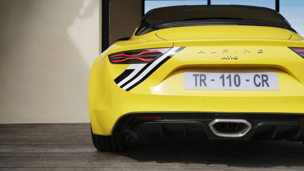 Mẫu xe được trang bị phần nắp ca-pô và nóc xe sơn đen bóng. Số "7" được lồng ghép vào thiết kế trang trí trên đuôi xe