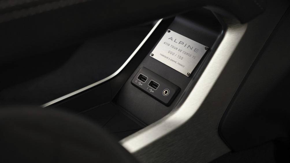 Alpine A110 sở hữu động cơ bốn xi-lanh tăng áp 1,8 lít có khả năng sản sinh mức công suất đầu 249 mã lực và mô-men xoắn 320 Nm