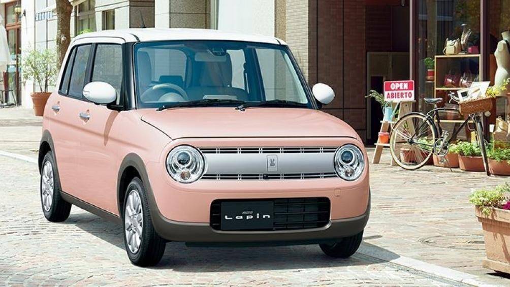 Suzuki Alto 2022 được bổ sung bộ vành nhôm 14 inch với thiết kế 7 chấu mới, cửa sổ khá lớn và ốp gương ngoại thất sơn màu giống nóc xe