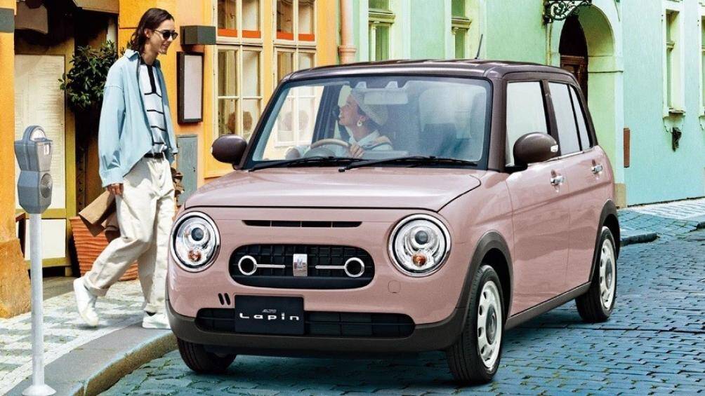 Suzuki Alto Lapin LC sở hữu diện mạo năng động, khỏe khoắn với phần đầu độc đáo khe gió khá hẹp phía trên, lưới tản nhiệt hình bầu dục mới bên dưới