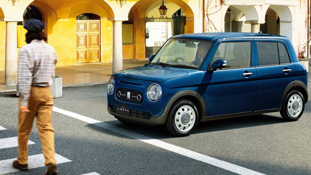 Hai cụm đèn pha khá lớn và hốc gió trung tâm rộng. Ngoài ra, nằm giữa 2 đèn pha còn có nẹp mạ crôm mới, nối liền với logo của hãng